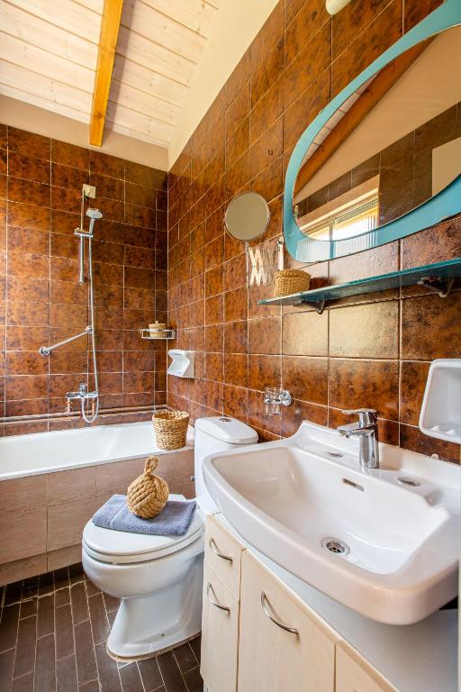 A bathroom at Anna's Sea House near to a sandy beach!