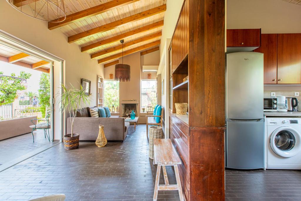 A kitchen or kitchenette at Anna's Sea House near to a sandy beach!