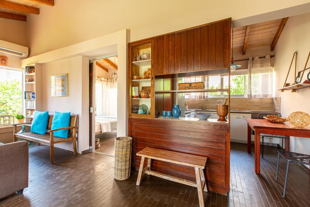 A kitchen or kitchenette at Anna's Sea House near to a sandy beach!