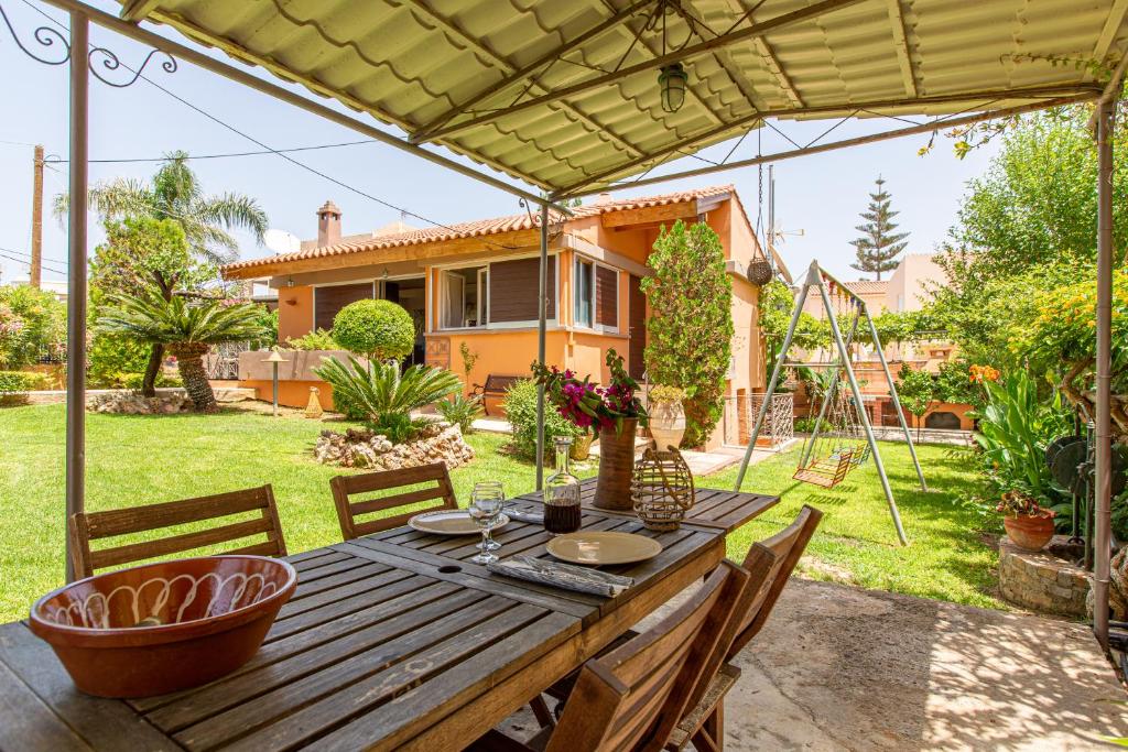 A garden outside Anna's Sea House near to a sandy beach!