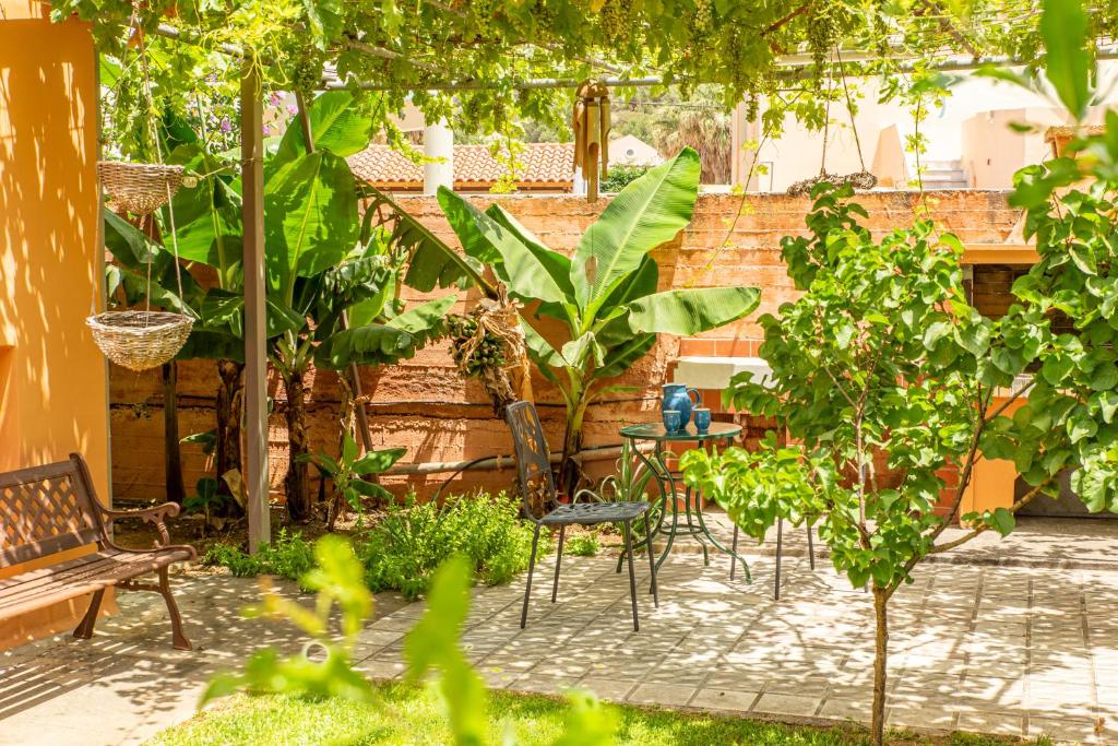 A garden outside Anna's Sea House near to a sandy beach!