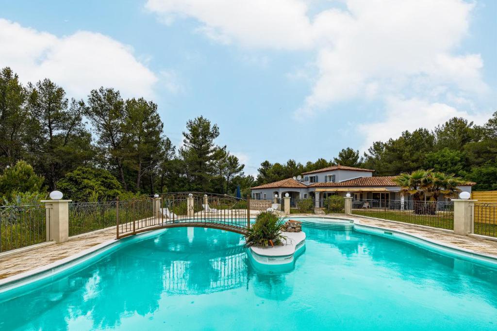 a swimming pool in a yard with a fence at Villa Signo - Piscine privée in Signes