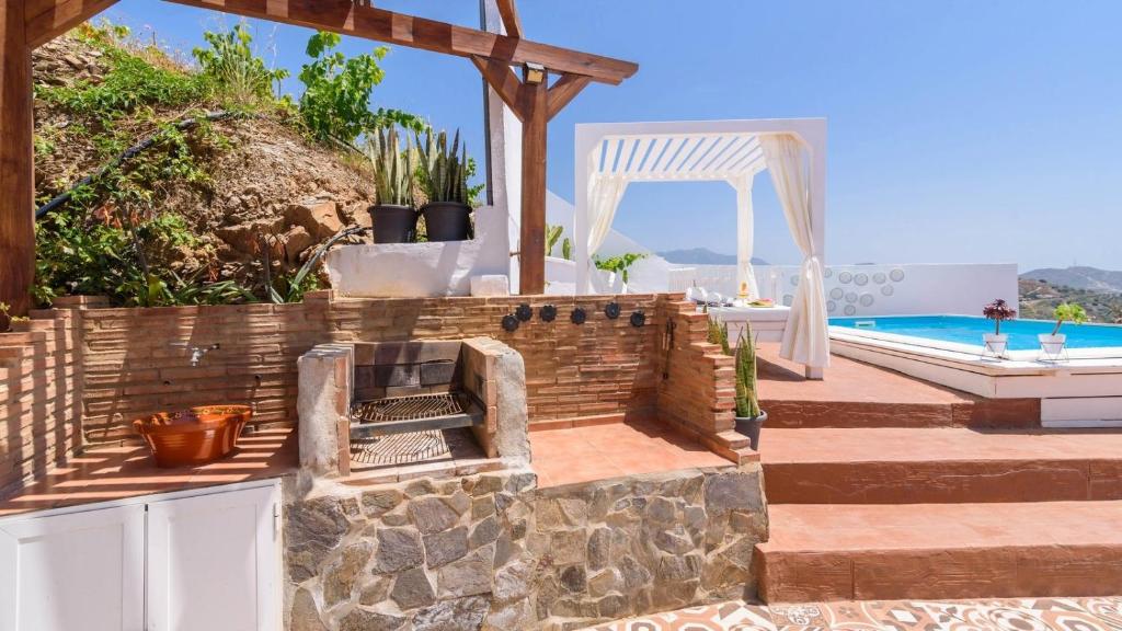 Bazén v ubytování Villa Javier de Torrox by Ruralidays nebo v jeho okolí