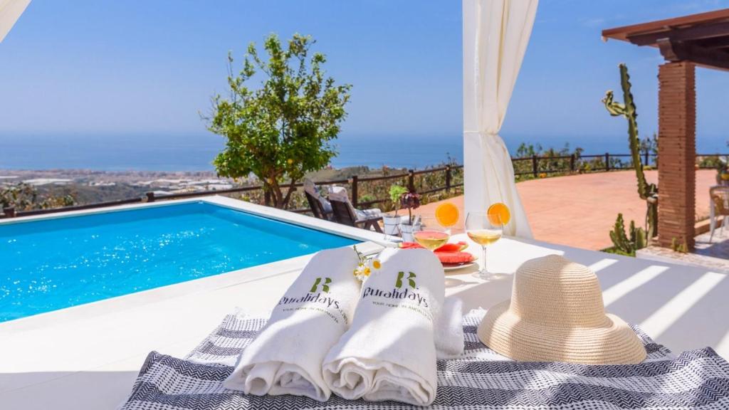 Bazén v ubytování Villa Javier de Torrox by Ruralidays nebo v jeho okolí