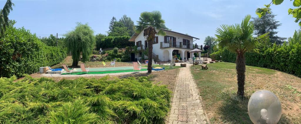 a house with a swimming pool in a yard at La casa di Valentina in Bossolasco