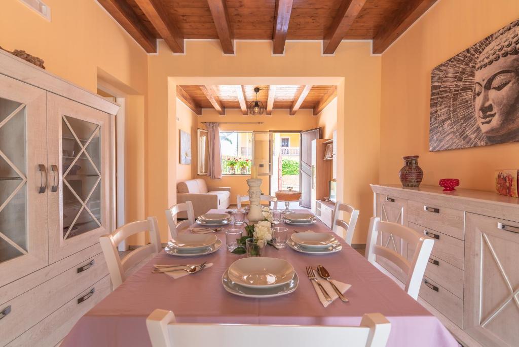 - une salle à manger avec une table et des chaises dans l'établissement Casa Vacanza Brucoli Mare 2, à Brucoli