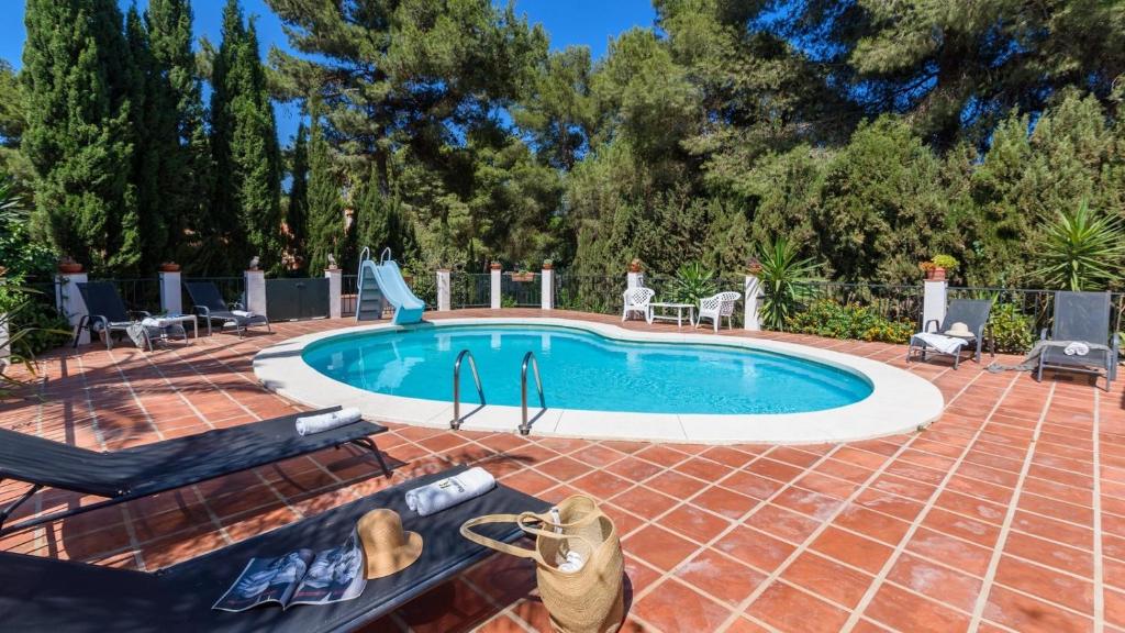 Bazén v ubytovaní Villa Isabel Malaga - Churriana by Ruralidays alebo v jeho blízkosti