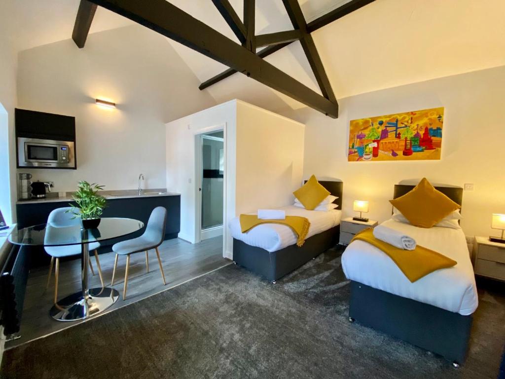 Kuchyň nebo kuchyňský kout v ubytování Crows Hotel