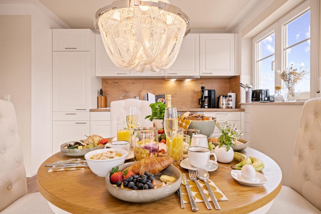 una mesa con comida en la cocina en Wohlfühl-Apartment Irisblüte mit Privatstrand, en Friedrichshafen