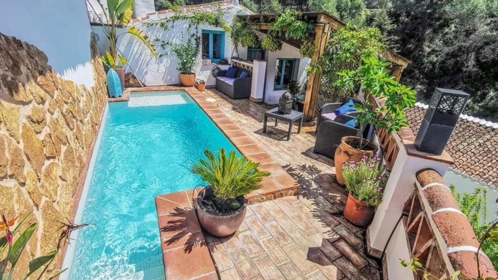 uma imagem de uma piscina numa casa em Casa La Higuera Competa by Ruralidays em Frigiliana
