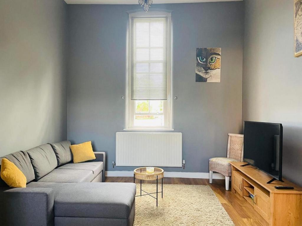 uma sala de estar com um sofá e uma televisão em 2 Bed Self Contained Apartment Wrexham em Wrexham