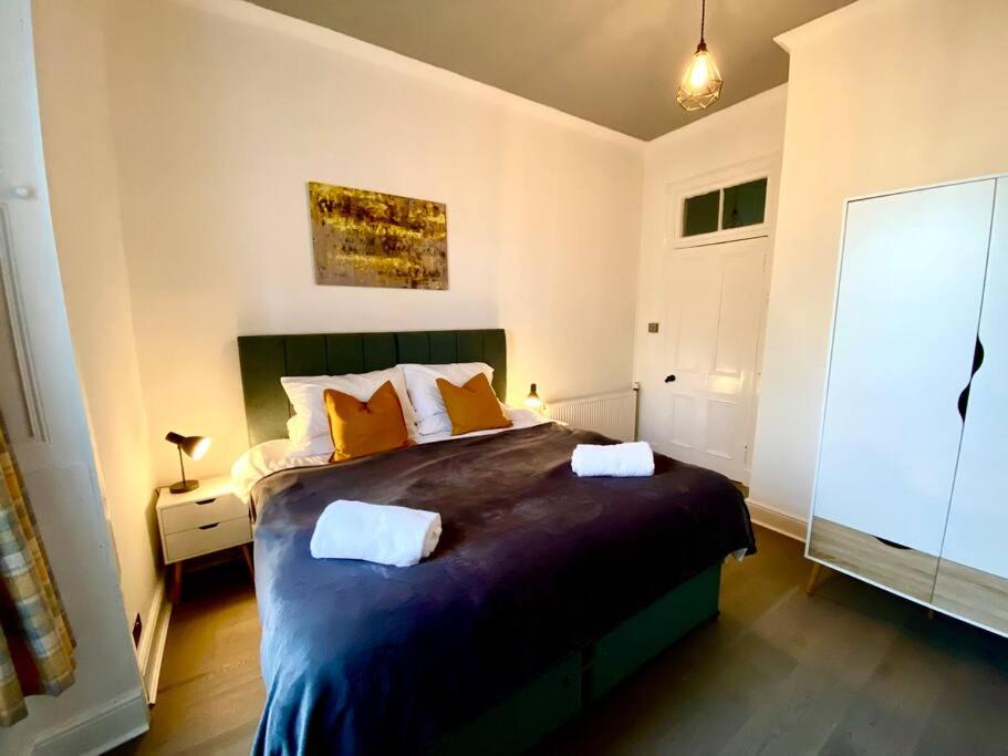 sypialnia z dużym łóżkiem z 2 poduszkami w obiekcie Anchored Homely Apartment in Historic Centre w mieście Paisley