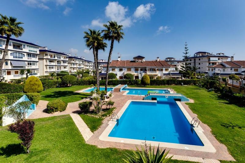 Bazén v ubytování Apartamento cerca de la playa La Mata nebo v jeho okolí