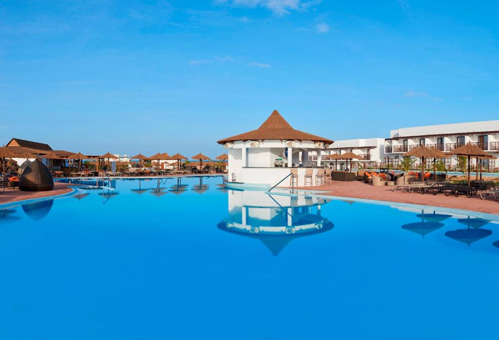 Bazén v ubytování Melia Llana Beach Resort & Spa - Adults Only - All Inclusive nebo v jeho okolí