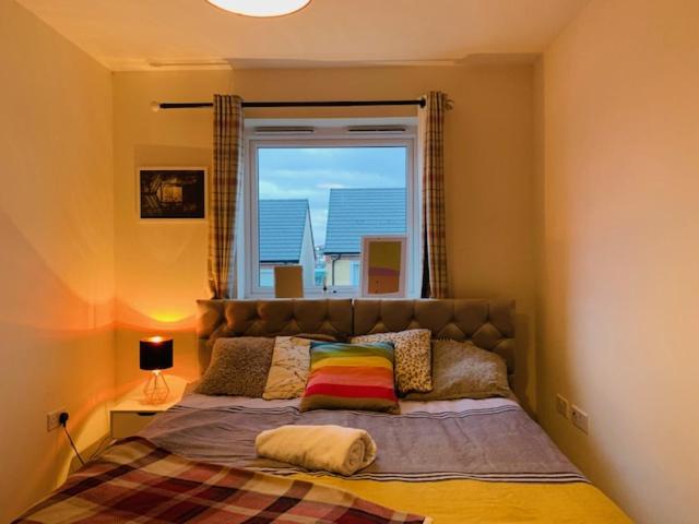 Alpha, Private Double Room, City Centre, Free Parking, Sittingbourne, Kent في سيتينغبورن: غرفة نوم بسرير كبير مع نافذة