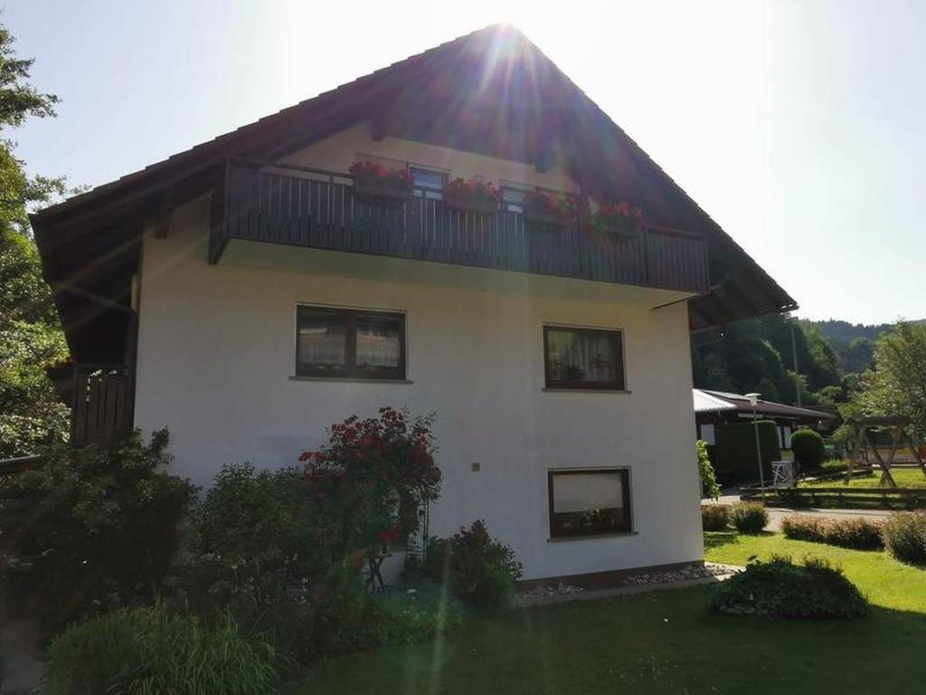 Casa blanca con balcón en la parte superior. en Ferienwohnung Schöner, en Oberharmersbach