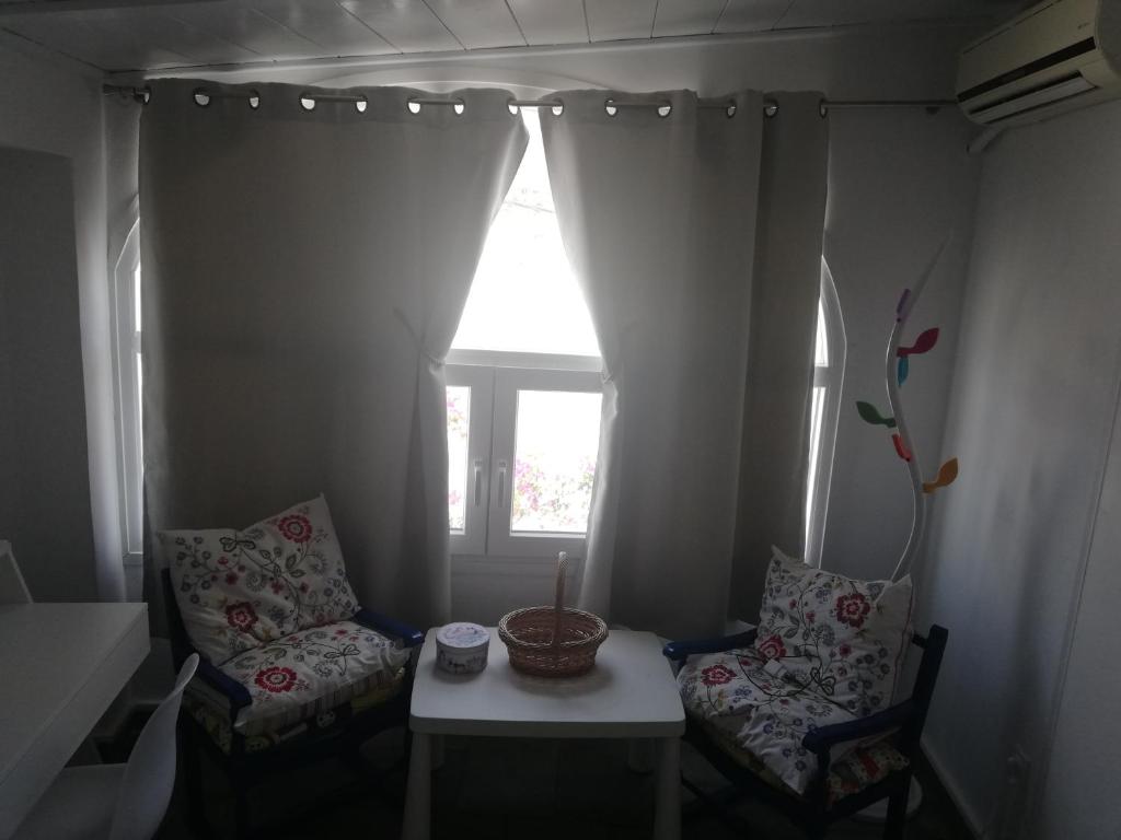 A seating area at Cycladic Villa La Paloma - Κυκλαδίτικο σπίτι δίπλα στον γιαλό