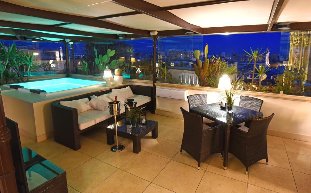 Bazén v ubytování Suite Hotel Santa Chiara nebo v jeho okolí
