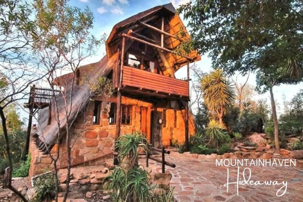 ein kleines Haus inmitten eines Gartens in der Unterkunft Mountain Haven Hideaway in Buffelspoort