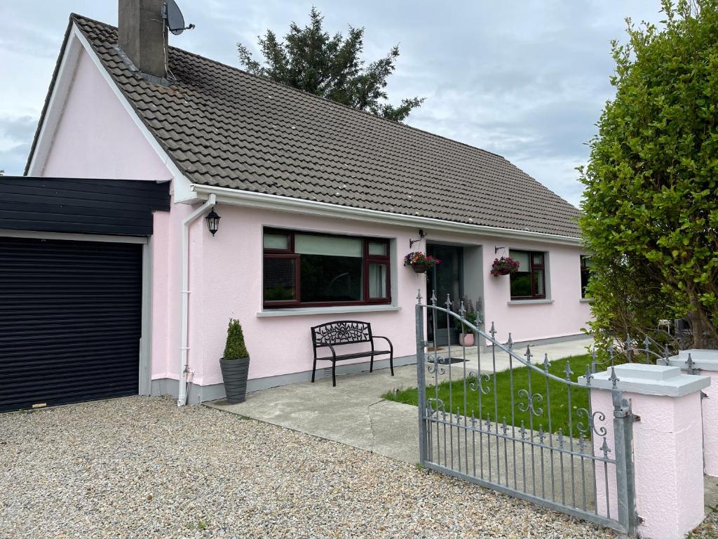 Fotografie z fotogalerie ubytování Prime location: spacious & stylish home v destinaci Bundoran