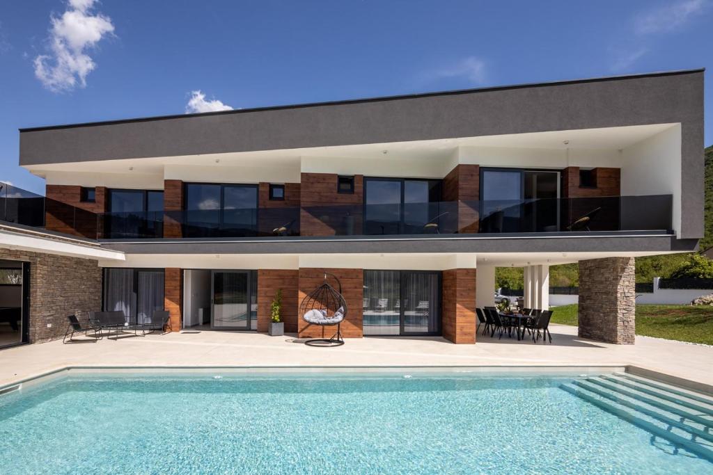 Bazén v ubytovaní NEW! Villa Nella Foresta with private 66sqm heated pool, Whirlpool, Tennis court, Gym, Billiards, 4 en-suite bedrooms alebo v jeho blízkosti