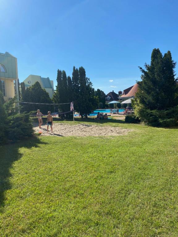 Bazén v ubytovaní Bláthy Apartman alebo v jeho blízkosti