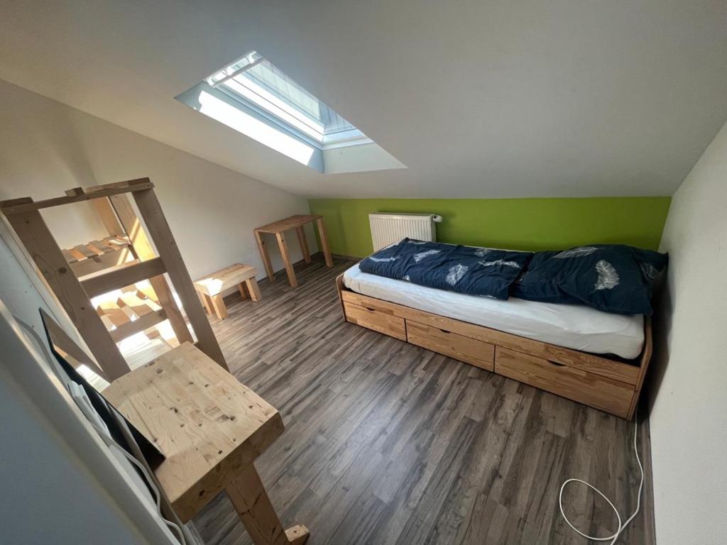een slaapkamer met een bed en een dakraam bij MZ Zimmervermietung 