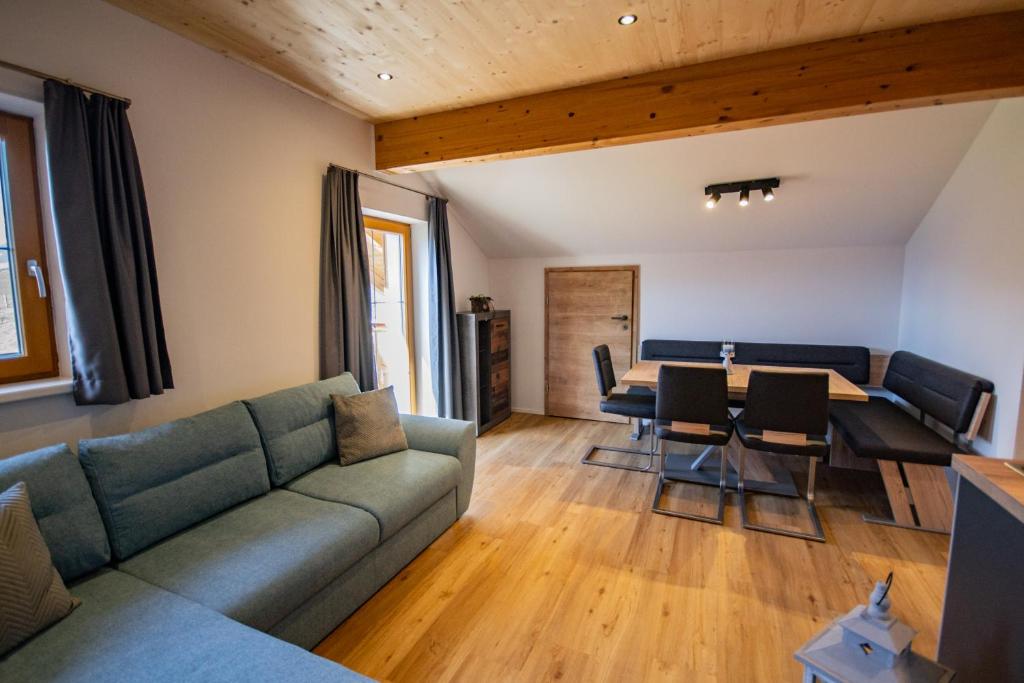 ein Wohnzimmer mit einem Sofa und einem Tisch in der Unterkunft Ferienwohnungen Jenewein in Gries am Brenner