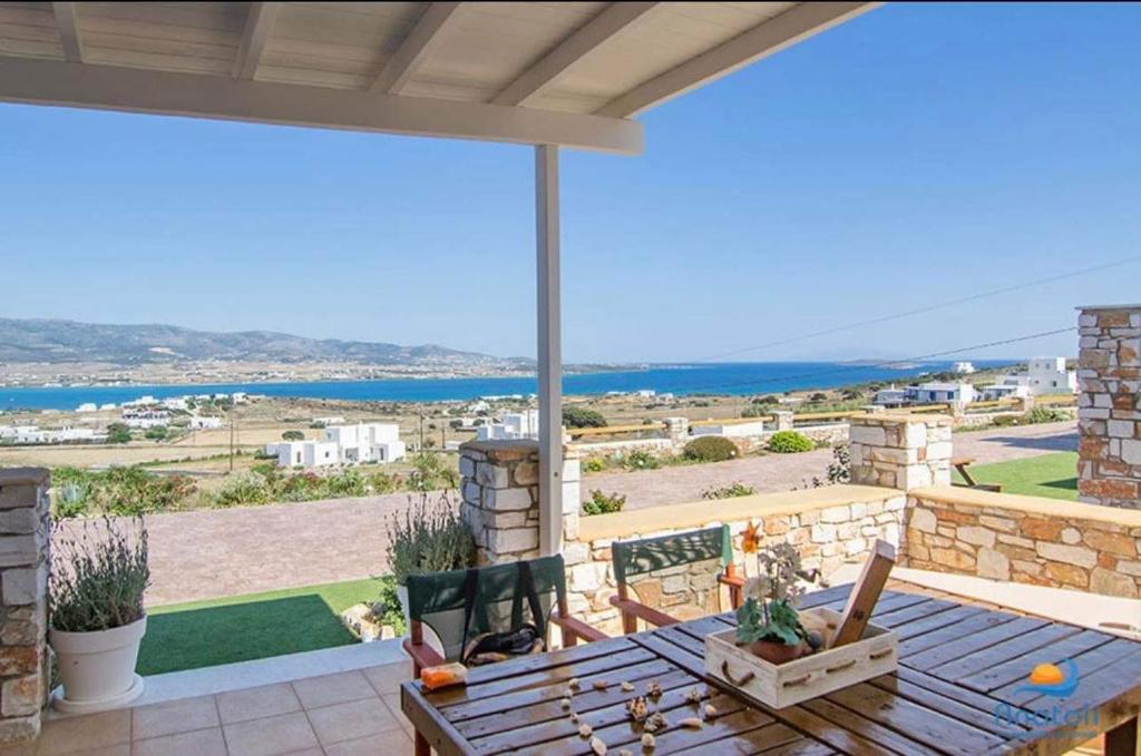 patio con tavolo e vista sull'oceano di Gregos house a Andiparos