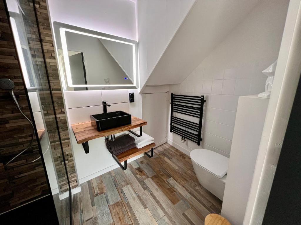 Kuchyňa alebo kuchynka v ubytovaní LoveRoom avec SPA privatif Plélo
