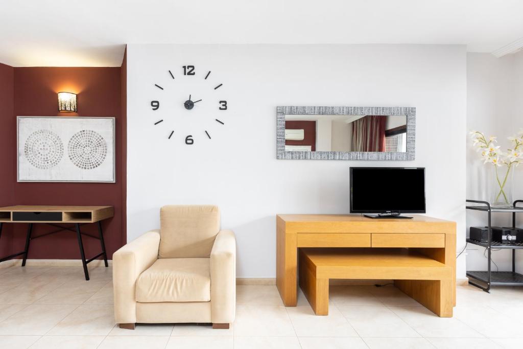 TV a/nebo společenská místnost v ubytování Oceanfront Tenerife South Albatros 125