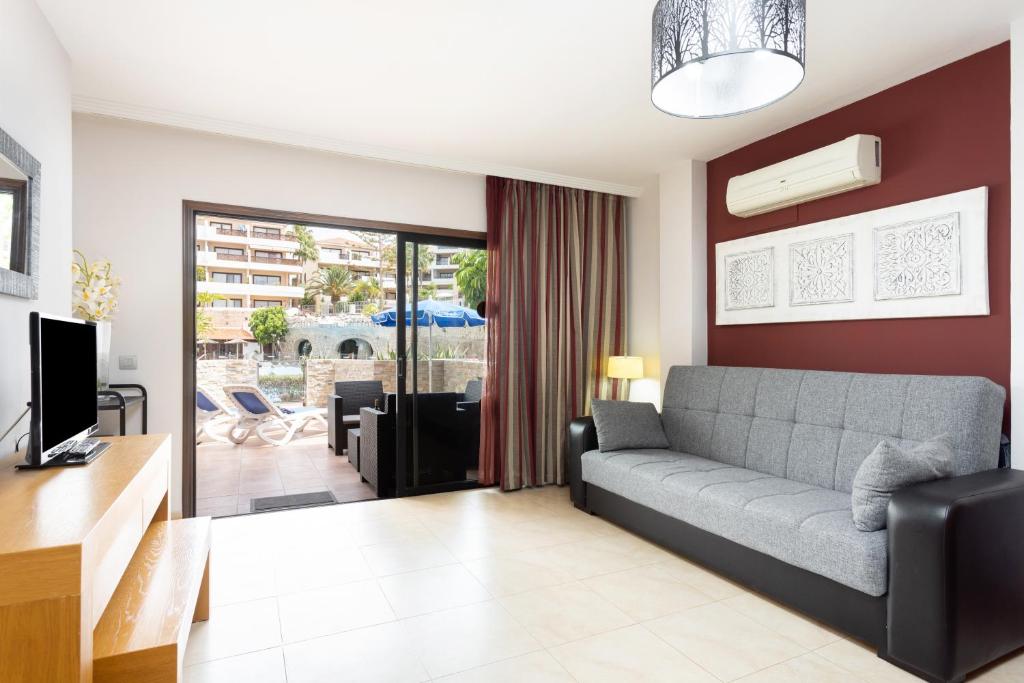TV a/nebo společenská místnost v ubytování Oceanfront Tenerife South Albatros 125