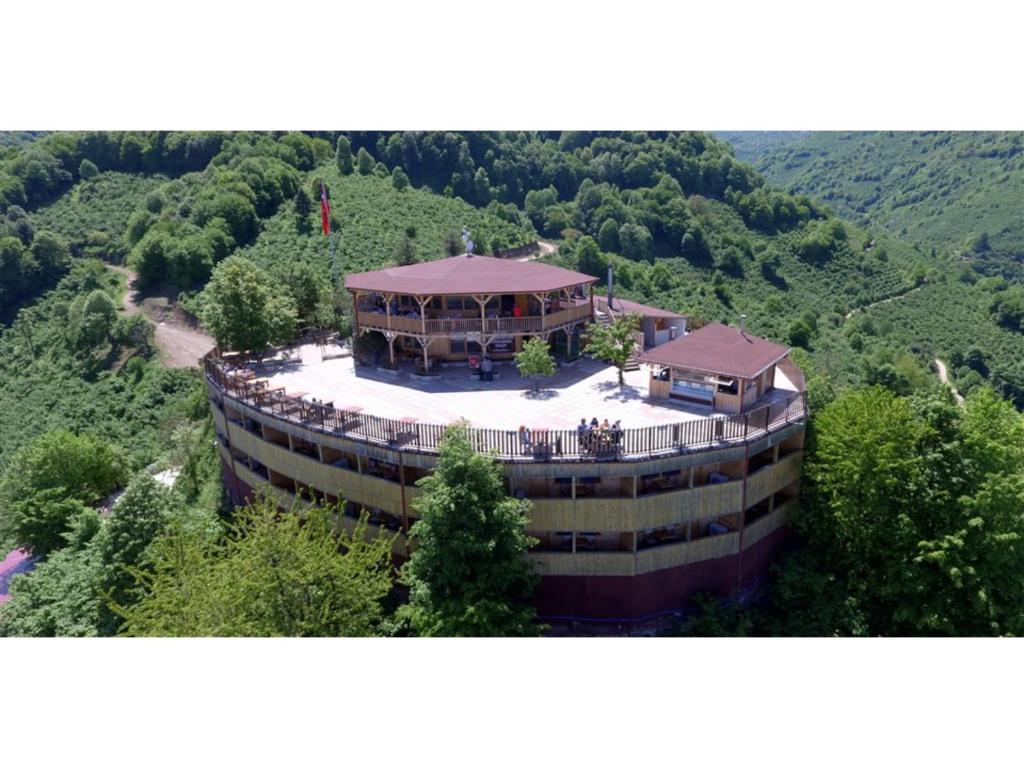 eine Luftansicht eines Gebäudes in der Mitte eines Berges in der Unterkunft Toptepe Panorama Hotel 