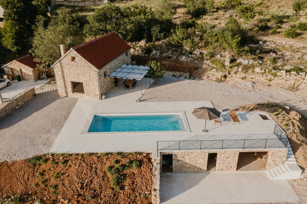 uma vista superior de uma casa com piscina em Villa Terra Meera em Skradin