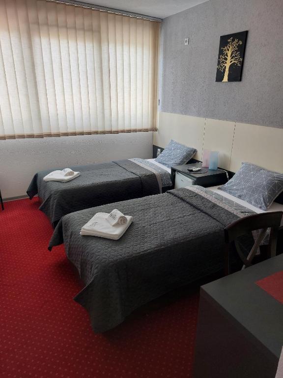 Postel nebo postele na pokoji v ubytování Rooms S&S Milicevic u strogom centru Aleksandrovca
