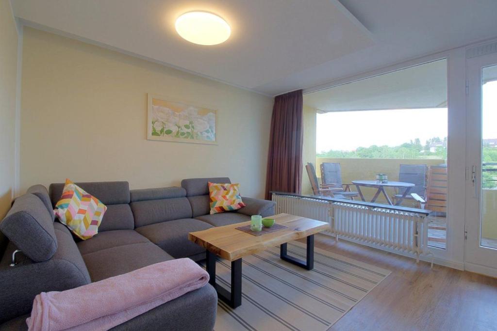 een woonkamer met een bank en een tafel bij Apartment 449 in Hohegeiß