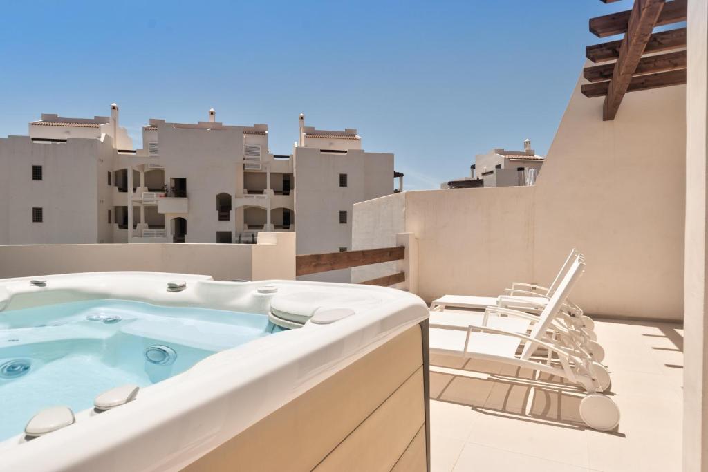 Bazén v ubytování Bentor 3-1 PENTHOUSE JACUZZI POOL VIEW 3B nebo v jeho okolí