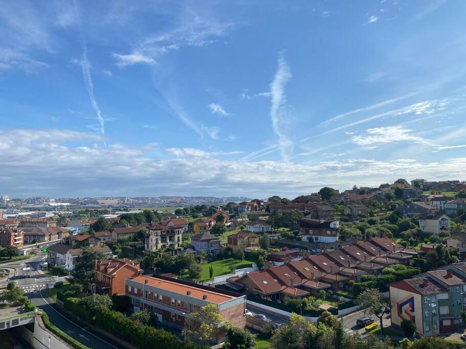 uma vista superior de uma cidade com casas e estradas em Pisazo con Vistas y garaje privado em Maliaño