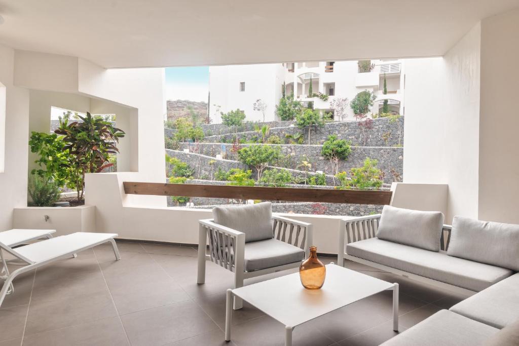 A seating area at Ancor 1-1 POOL VIEW 2B