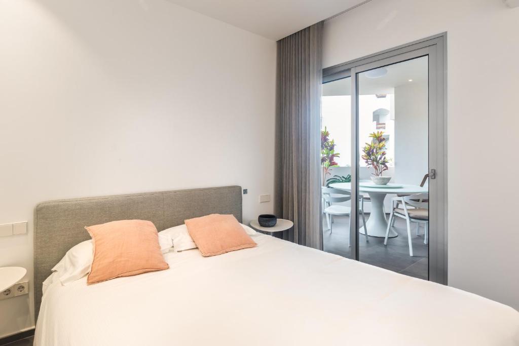A bed or beds in a room at Ancor 1-1 POOL VIEW 2B