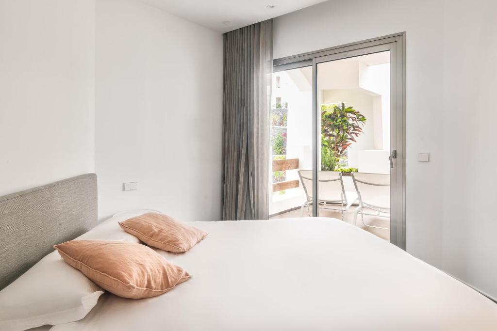 A bed or beds in a room at Ancor 1-1 POOL VIEW 2B