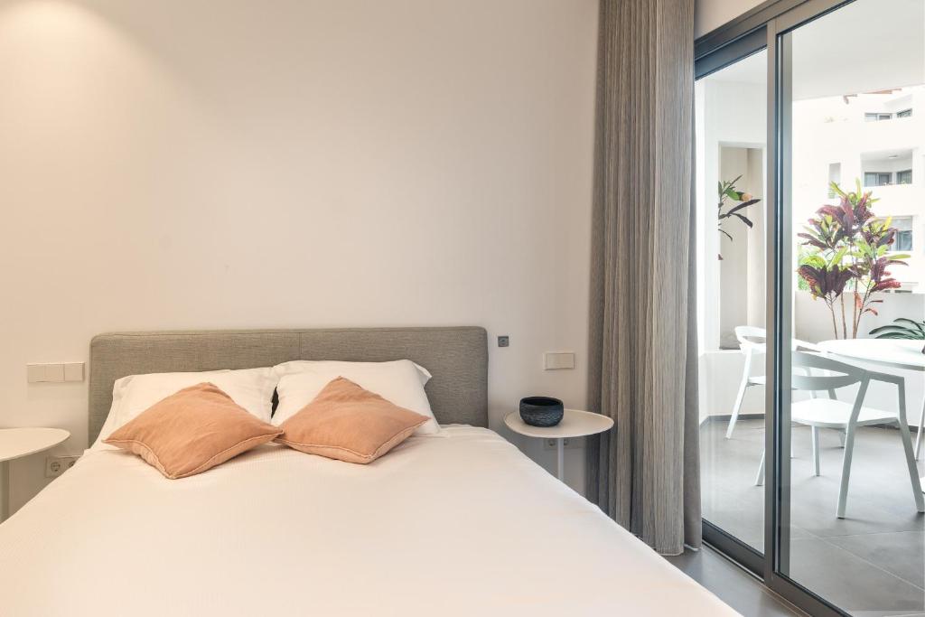 A bed or beds in a room at Ancor 1-1 POOL VIEW 2B