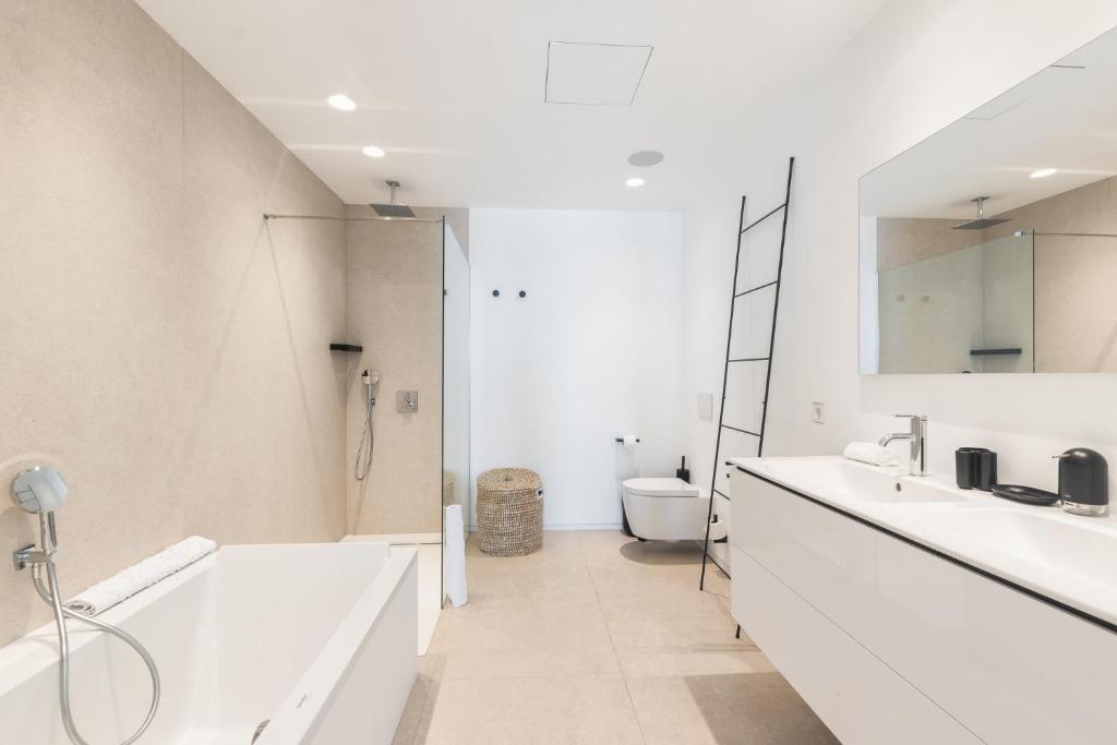 A bathroom at Infinity 0-8 LUXE SEA VIEW 2B