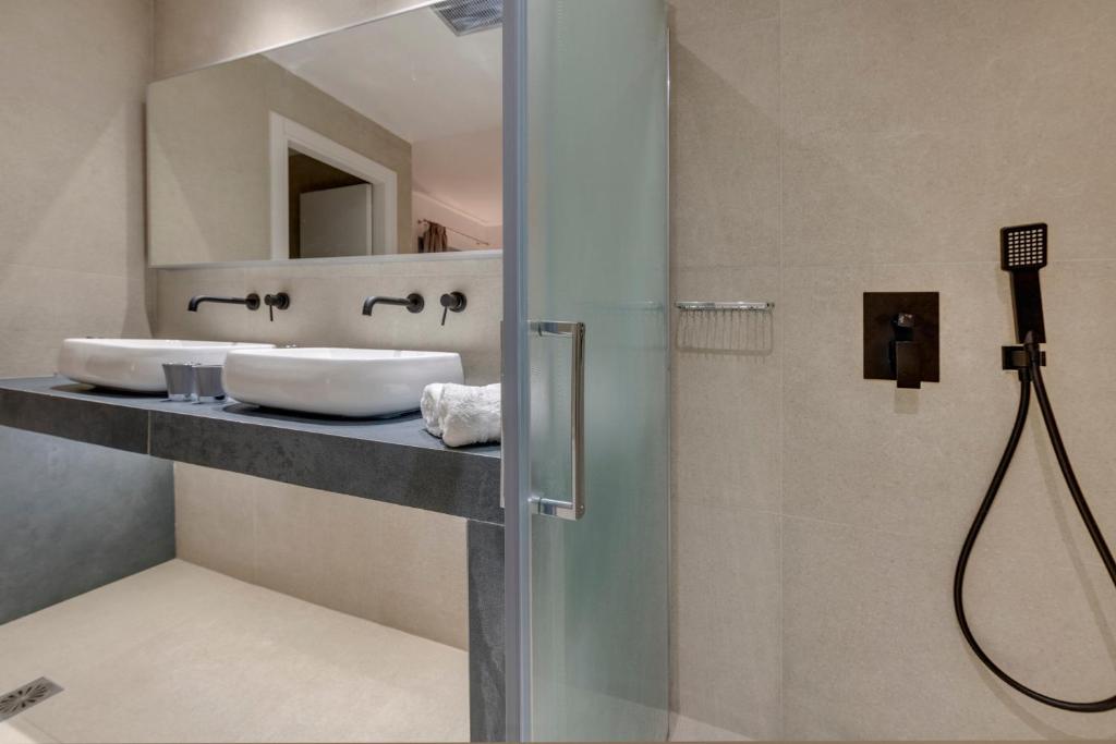 Vannituba majutusasutuses Chrysonisos Suites with Sunset & Seaviews near Kini