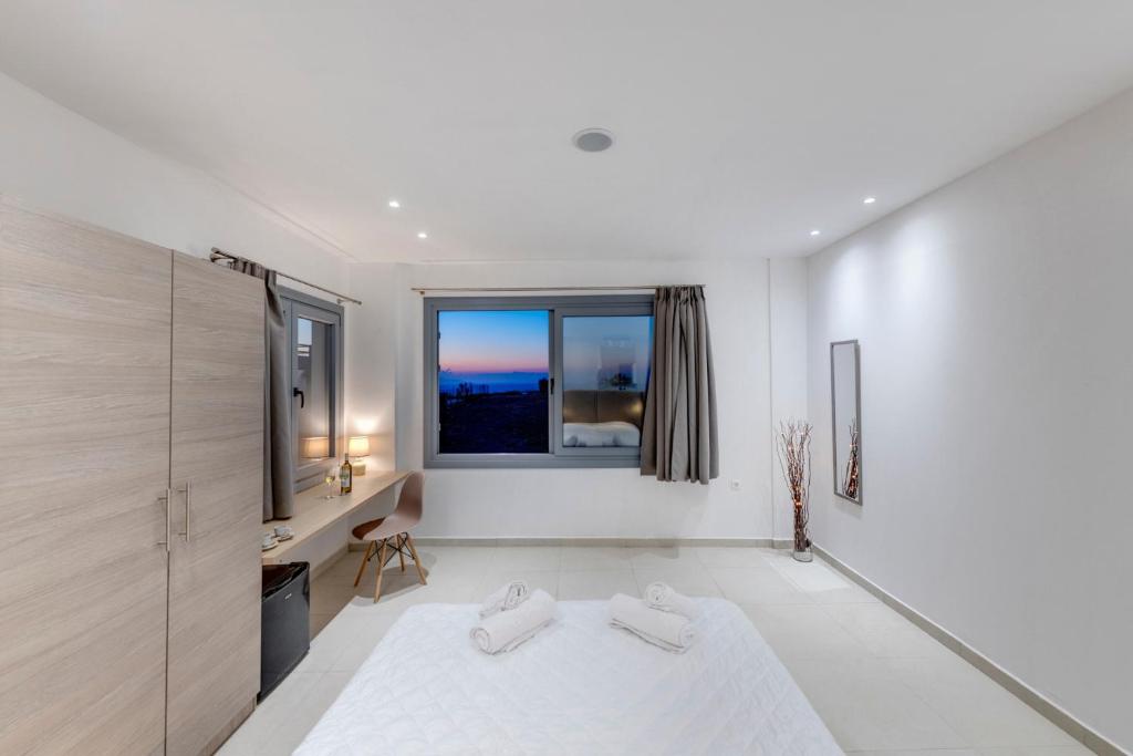 En eller flere senger på et rom på Chrysonisos Suites with Sunset & Seaviews near Kini
