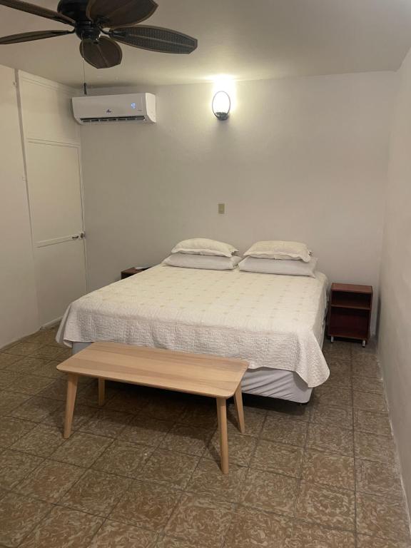 Postel nebo postele na pokoji v ubytování The Emerald PR