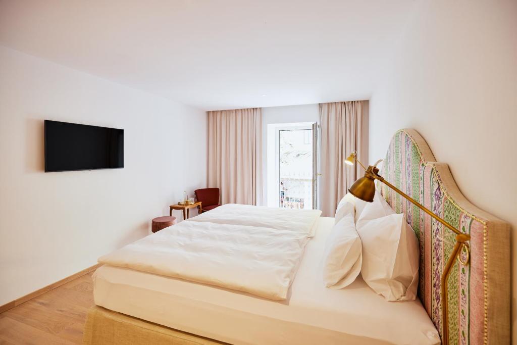 Postel nebo postele na pokoji v ubytování Boutiquehotel Zum Goldenen Hirschen