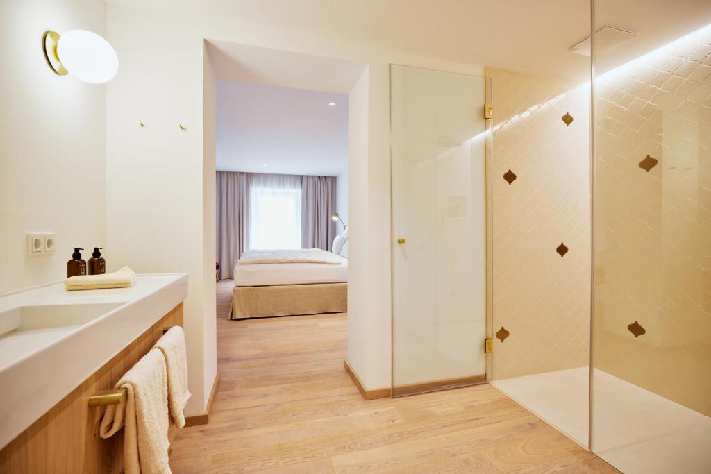 Postel nebo postele na pokoji v ubytování Boutiquehotel Zum Goldenen Hirschen