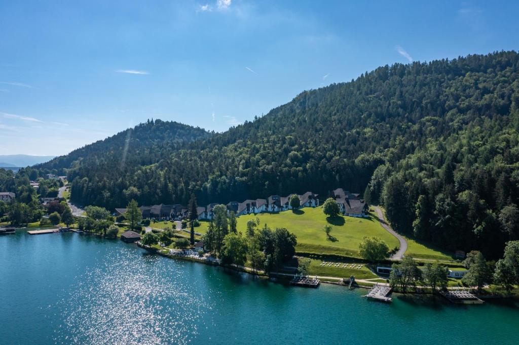 una vista aérea de una casa en una isla en un lago en Hotelresort Klopeinersee, en Sankt Kanzian