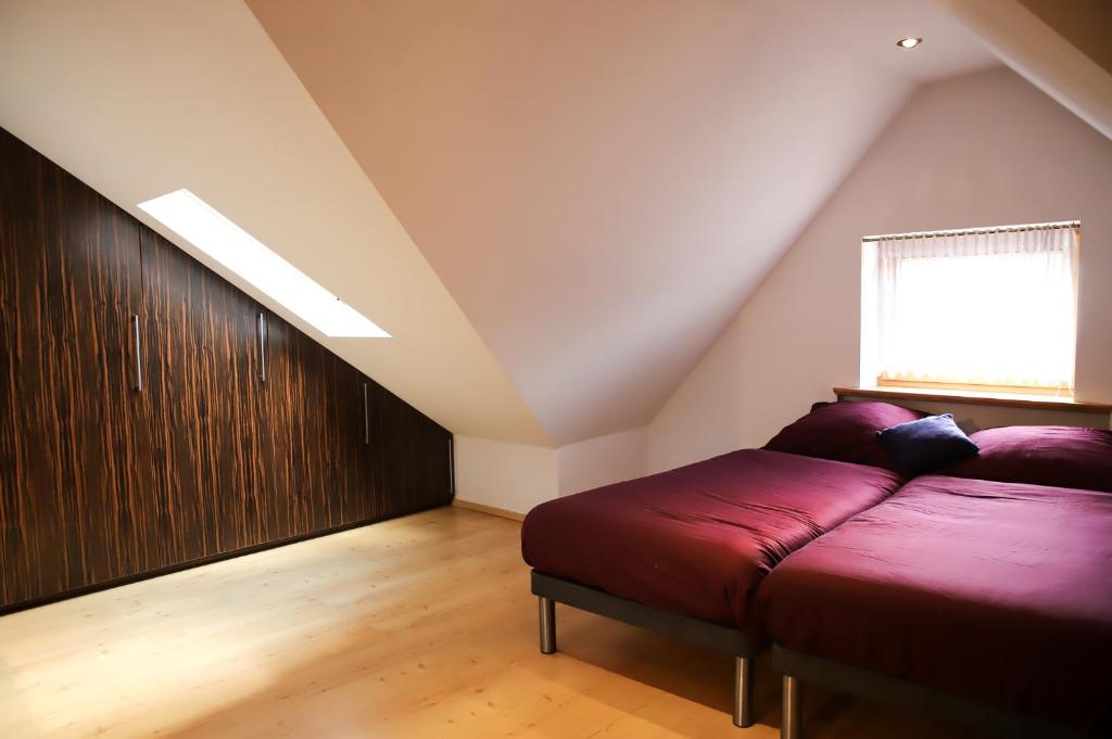 Posteľ alebo postele v izbe v ubytovaní Lovely apartment in city Center of Jelenia Gora.